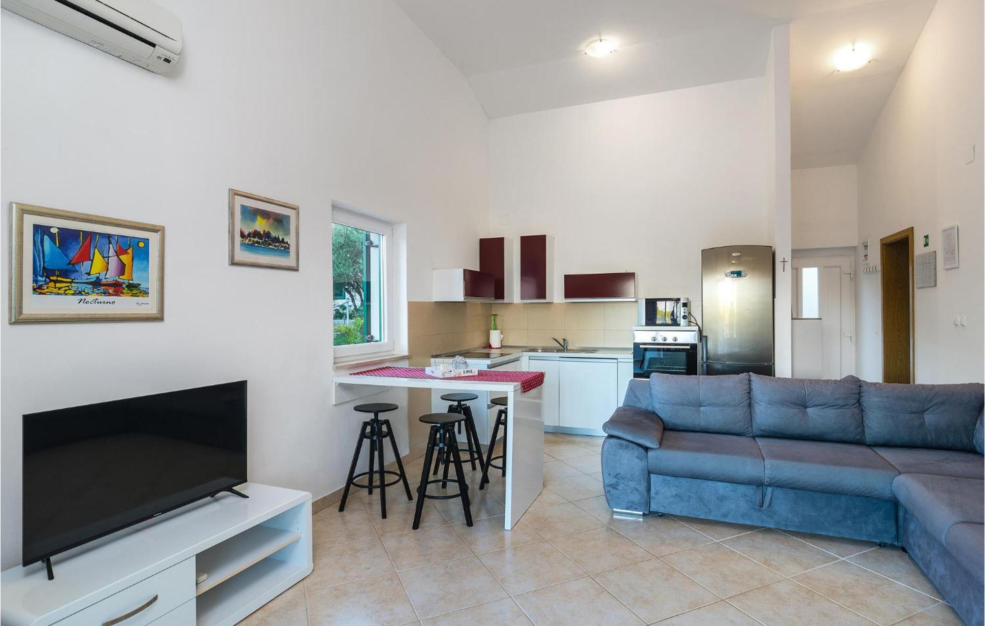 Nice Home In Postira With Outdoor Swimming Pool ภายนอก รูปภาพ